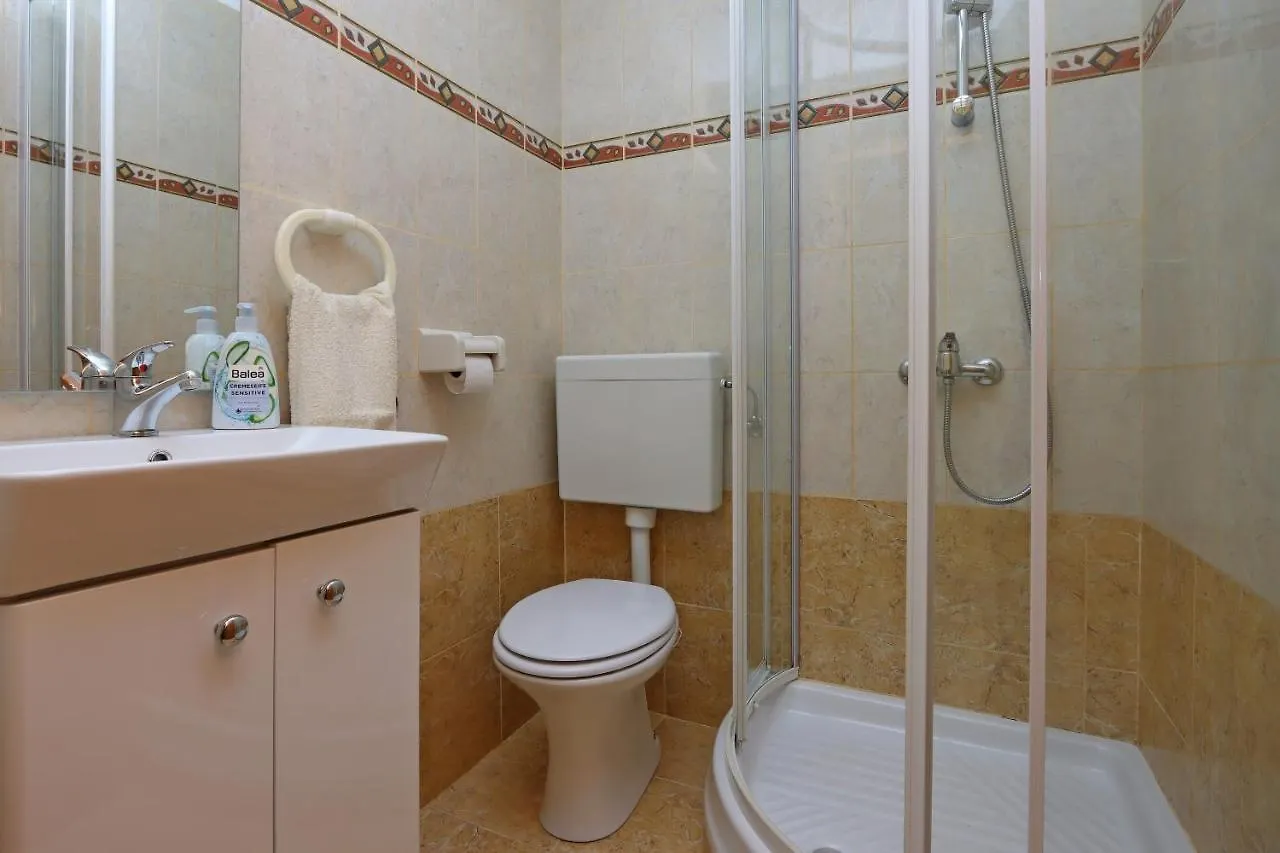Apartments And Rooms With Parking Space Vrbnik, Krk - 5299 بيت ضيافة فربنيك