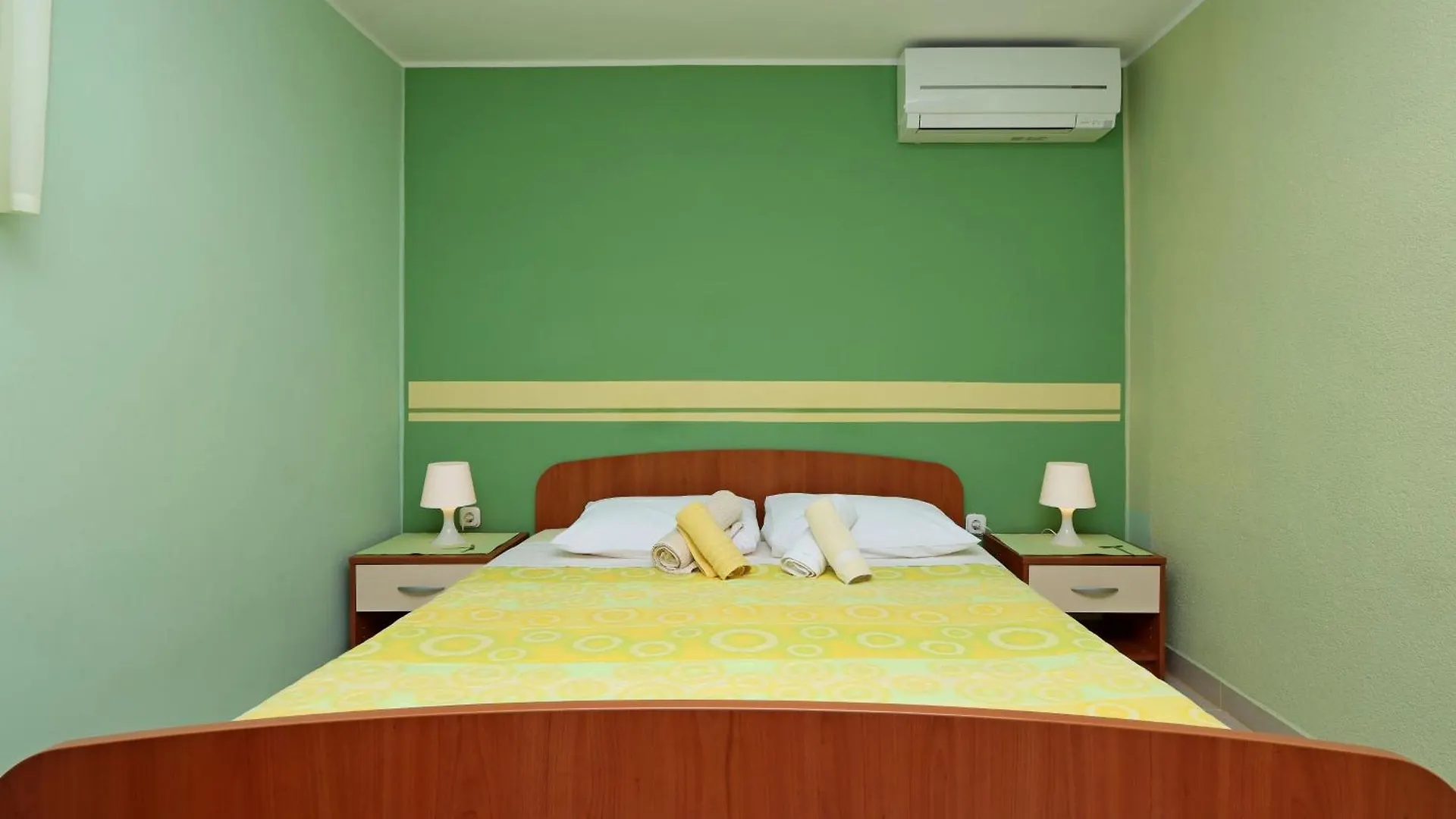 Apartments And Rooms With Parking Space Vrbnik, Krk - 5299 بيت ضيافة فربنيك